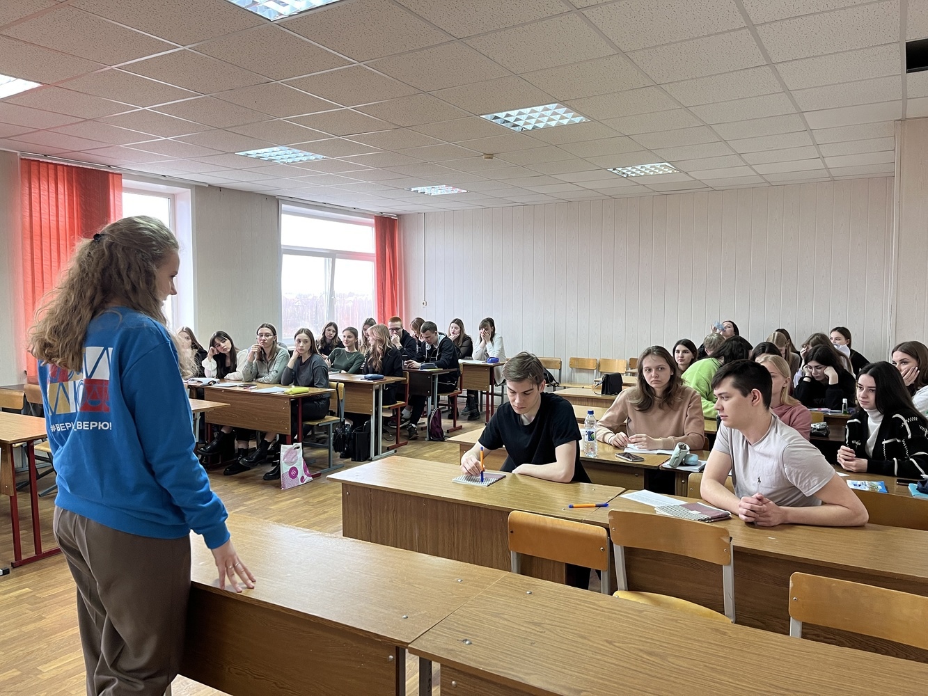 Студенты юридического факультета. Семинар в школе.