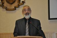 «И мы, признательные внуки, его всем подвигам благим во имя Правды и Науки здесь память вечную гласим»