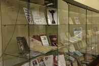 Книжная выставка, приуроченная к празднованию 40-летия реорганизации Калининского педагогического института в Калининский государственный университет.